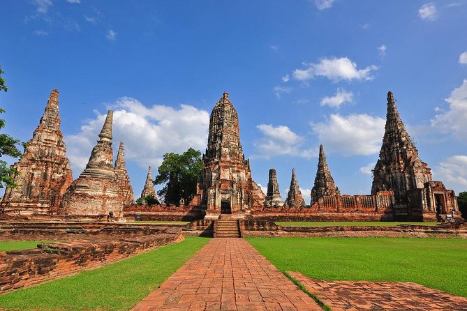 Bangkok: Private Ayutthaya and Bang Pa-In Summer Palace Tour - The guide makes or breaks the day