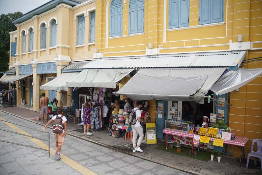 Bangkok Safari: Palace and Temple Tour with Lunch - What the guide adds to the day