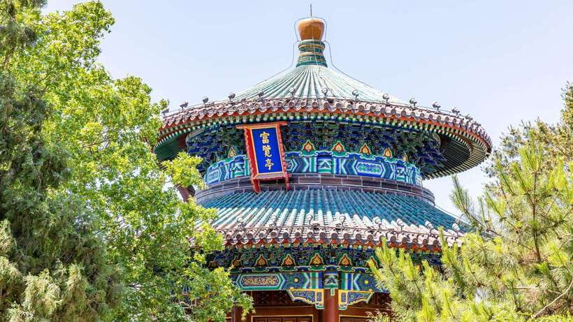 Beijing:Jingshan Park (Palace Museum Garden) Ticket - Reaching the viewpoint on Prospect Hill