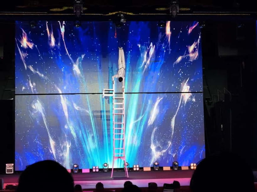 Beijing: Qinle Palace Acrobatics Show Ticket - Floating star disks and human pyramids