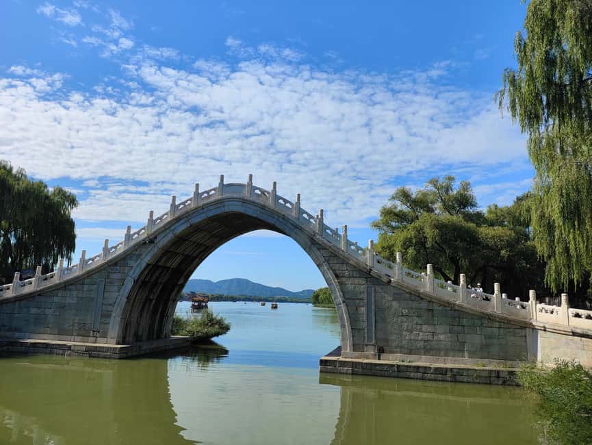 Beijing: Summer Palace 3 Hours Guided Tour with Entry Ticket - The guide can make or break the visit