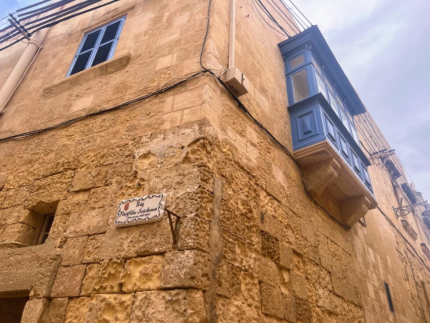 Birgu: 3 Cities Walking Tour With Inquisitors Palace Entry - Through the Couvre Porte and medieval Birgu