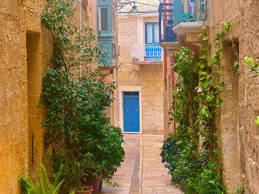 Birgu: 3 Cities Walking Tour With Inquisitors Palace Entry - Churches, palaces, and small details