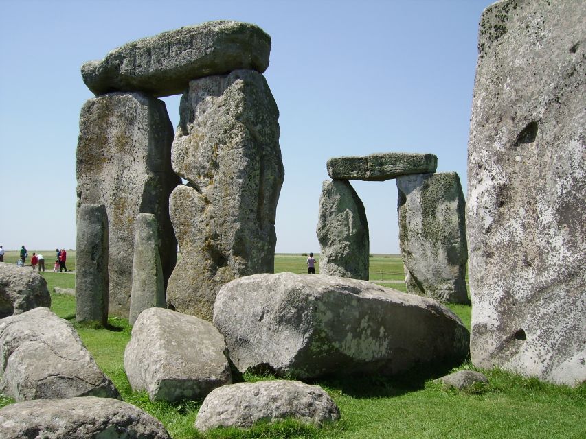 Buckingham Palace and Stonehenge Tour - Trafalgar Square and Piccadilly are part of the wider London setting