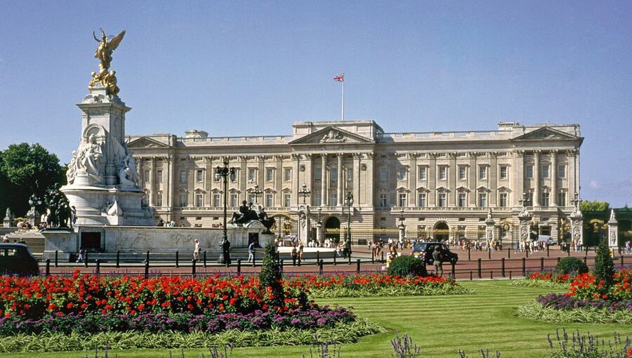 Buckingham Palace and Stonehenge Tour - Stonehenge turns the afternoon into a long-distance outing