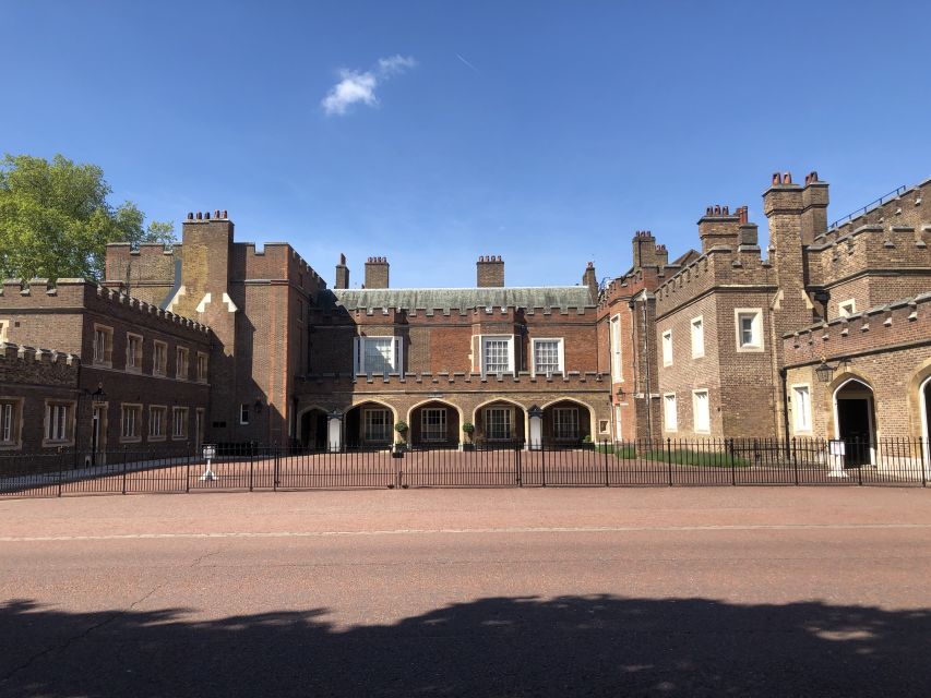 Buckingham Palace Visit and Changing of the Guard Tour - Why pair the guard ceremony with Buckingham Palace?