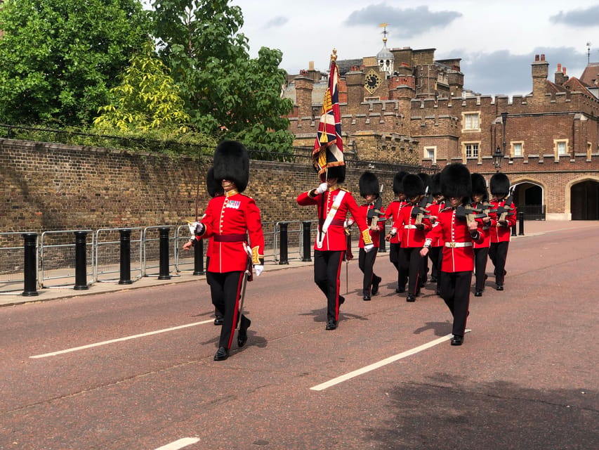 Buckingham Palace Visit and Changing of the Guard Tour - What the guide adds to the palace ticket