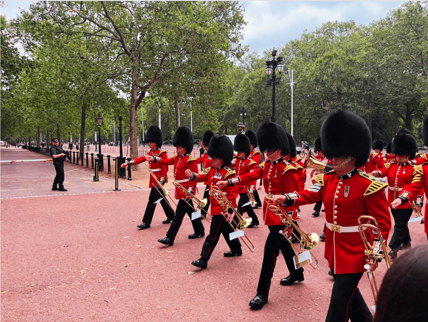 Changing of the Guard at Buckingham Palace - How the Tour Handles Unusual Royal Activity