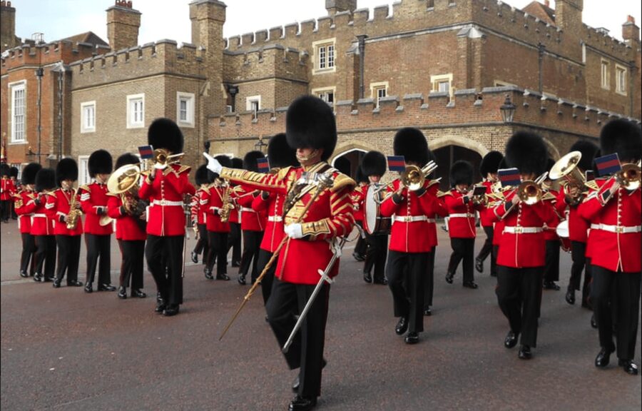 Changing of the Guard at Buckingham Palace - Why This Changing of the Guard Tour Works