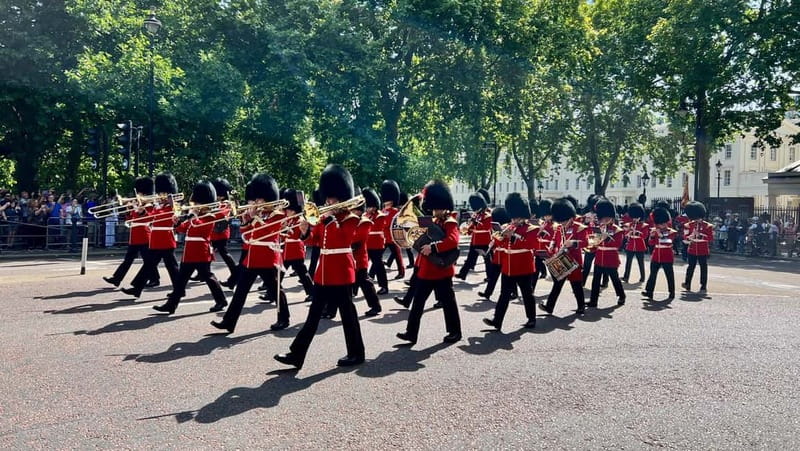 Changing of the Guard at Buckingham Palace Walking Tour - Walking The Mall for 15 minutes