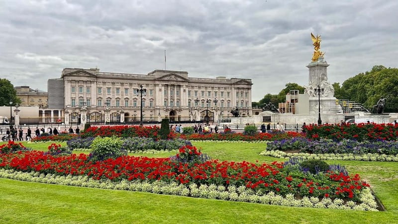 Changing of the Guard at Buckingham Palace Walking Tour - A 15-minute walk through St. James’s Park