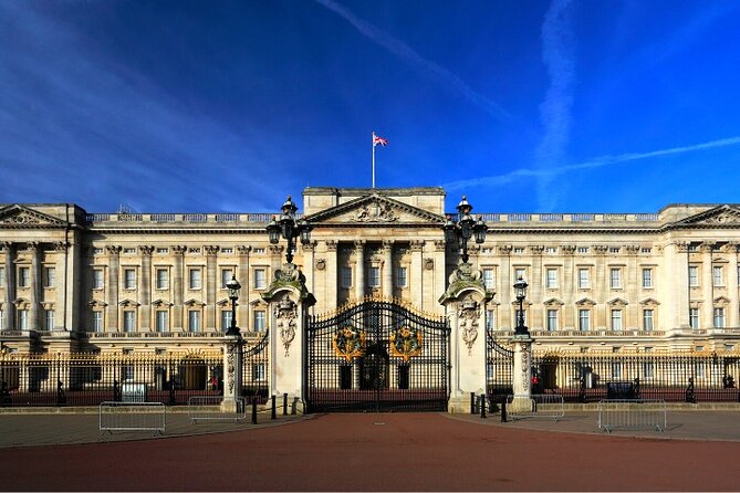 Changing of the Guard Walking Tour in London at Buckingham Palace - What the guides add