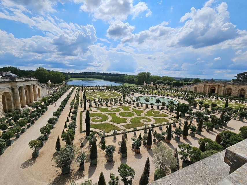 Chateau de Fontainebleau & Chateau de Versailles - What the driver-guide role really means
