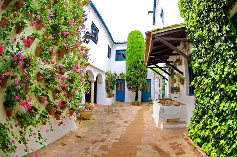 Córdoba: Viana Palace Courtyards Guided Tour - Starting at the Main Door of Viana Palace