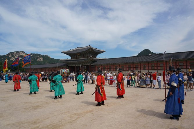 Customized Private Seoul tour: Palace, Market etc(Airport Option) - Markets, meals, and the everyday city