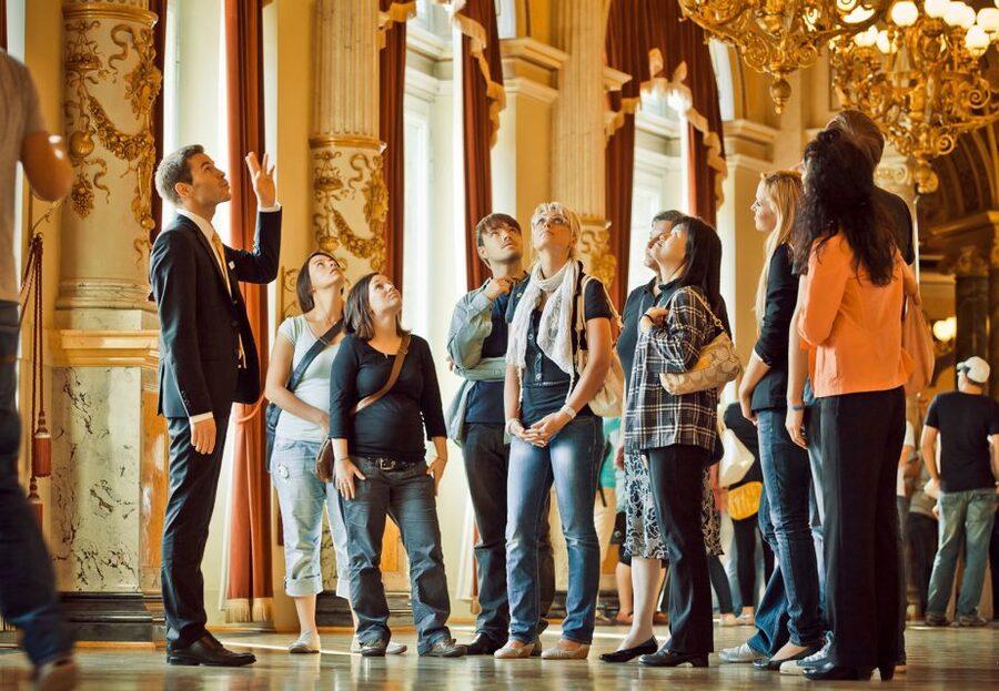 Dresden: Semperoper und Residenzschloss - Meeting at Schinkelwache on Theaterplatz
