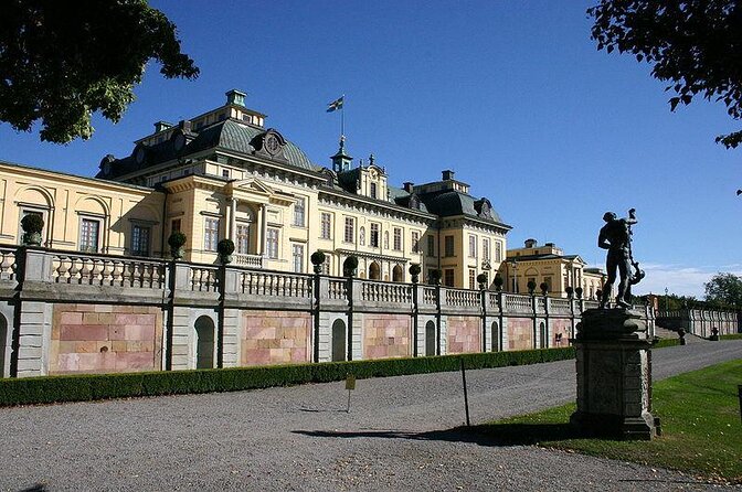 Drottningholm Palace Private Guided Tour - The private vehicle and Stockholm pickup