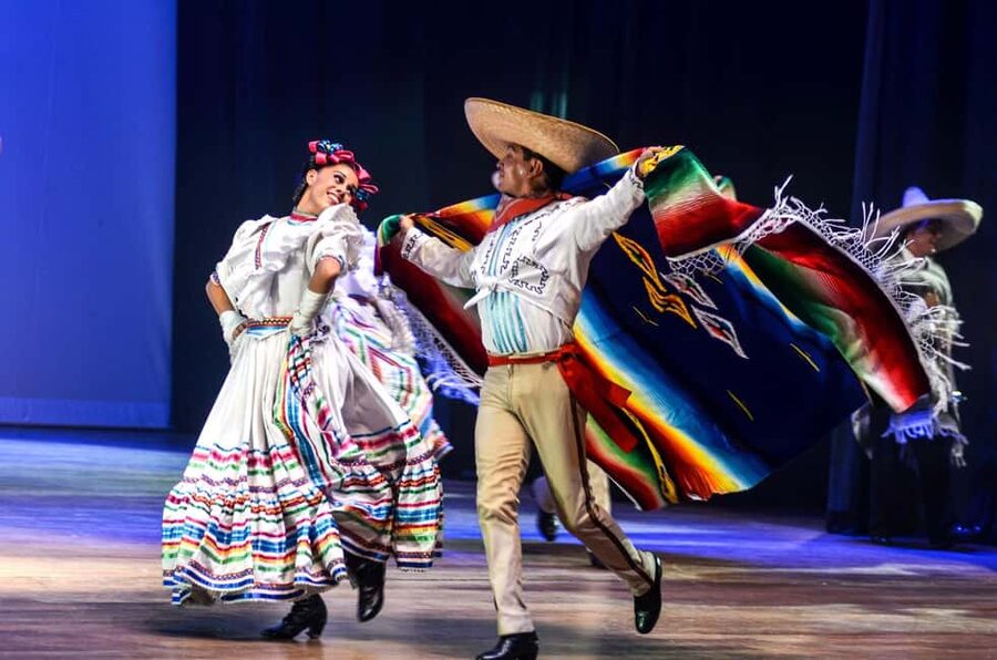Enjoy the Folkloric Ballet at the Palacio de Bellas Artes - What the one-hour performance actually gives you
