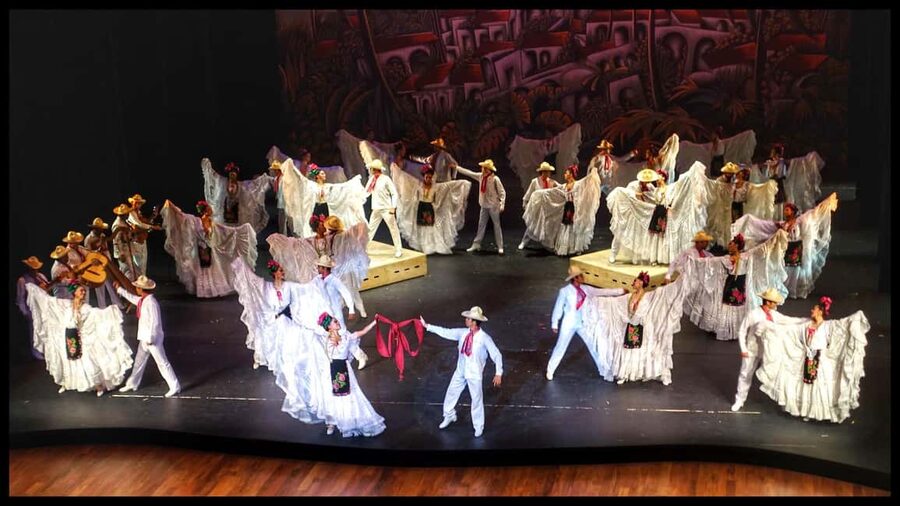 Enjoy the Folkloric Ballet at the Palacio de Bellas Artes - Bellas Artes makes the evening bigger