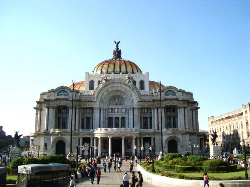 Enjoy the Folkloric Ballet at the Palacio de Bellas Artes - The music is half the show