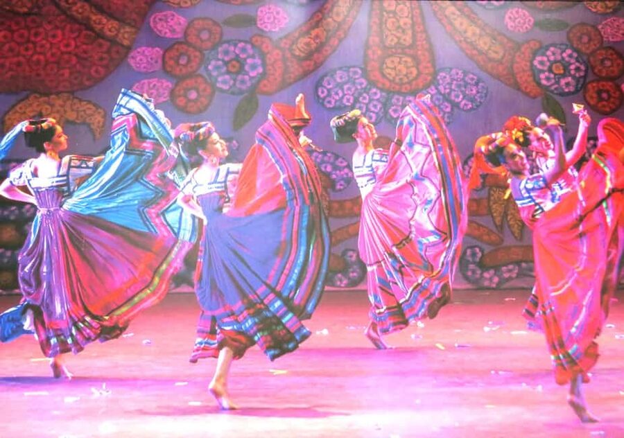 Enjoy the Folkloric Ballet at the Palacio de Bellas Artes - Who should see this ballet