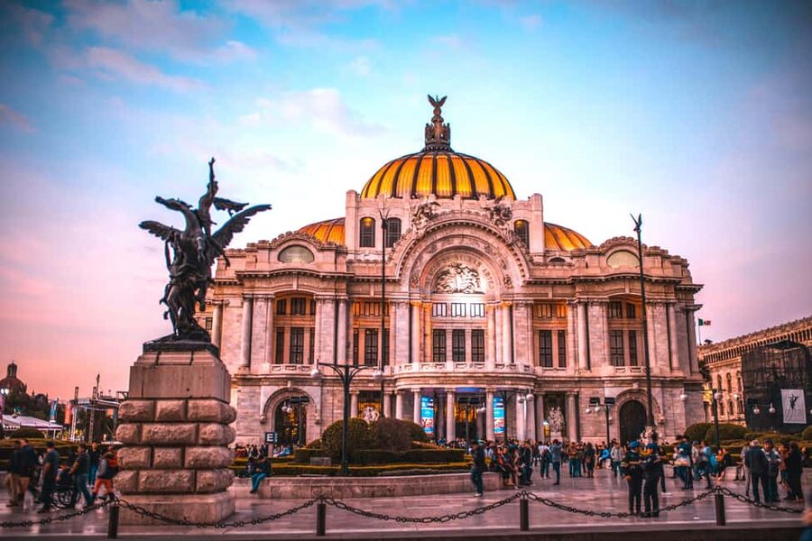 Enjoy the Folkloric Ballet at the Palacio de Bellas Artes - What to bring and what not to expect