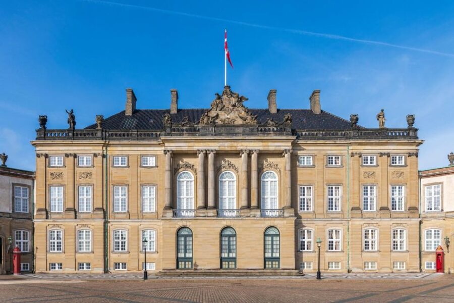 Fast-Track Amalienborg Palace Museum Copenhagen Private Tour - The five-hour version for the easiest full outing
