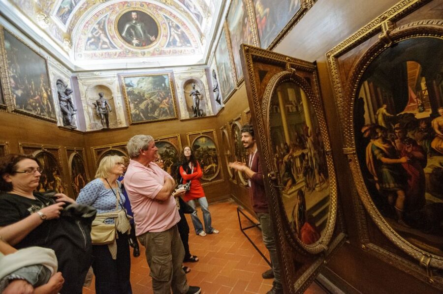 Florence: Palazzo Vecchio Entrance Ticket & Audioguide - Medici rooms, ceilings, and overlooked details