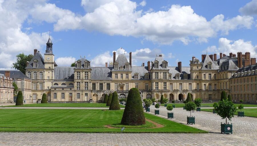 Fontainebleau: Palace Private Guided Tour with Ticket - From hunting lodge to royal home