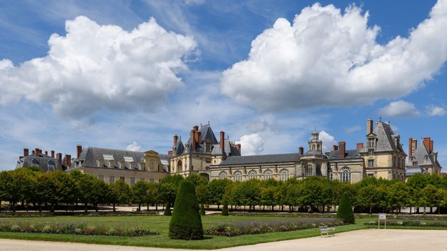 Fontainebleau: Palace Private Guided Tour with Ticket - Meeting your guide at the golden gate