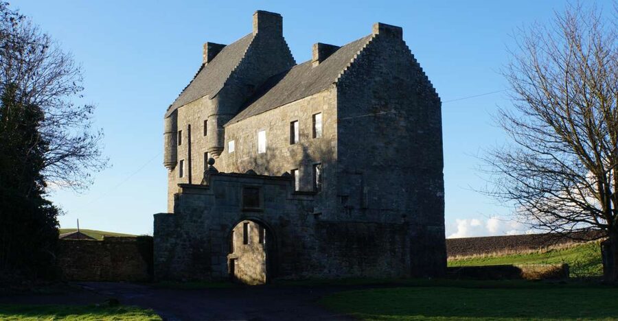 From Edinburgh: Outlander, Palaces, and Jacobites Day Trip - Lunch and royal ruins at Linlithgow Palace