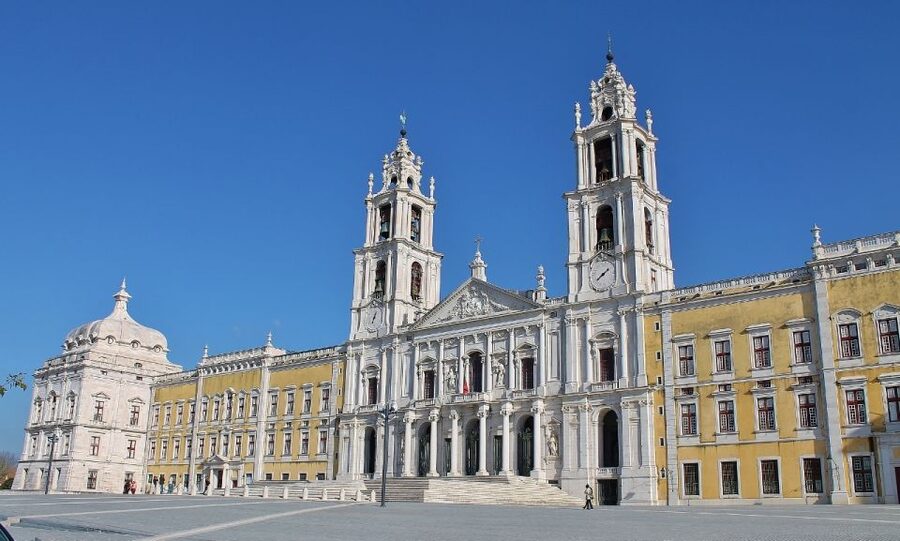 From Lisbon: Óbidos and Mafra Palace Private Tour - Walking through Óbidos inside the medieval walls
