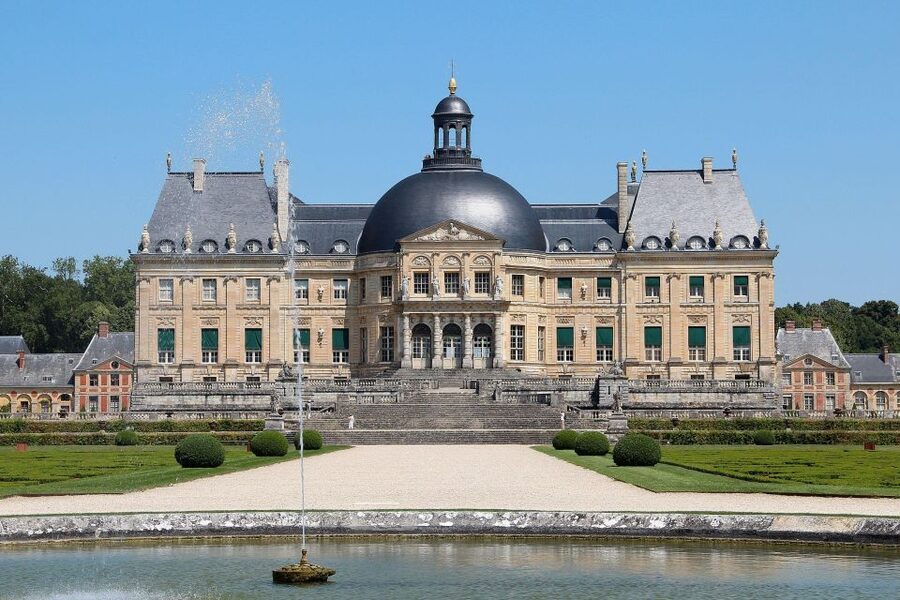 From Paris: Fontainebleau & Vaux-le-Vicomte Private Tour - Forty hectares of French gardens to explore
