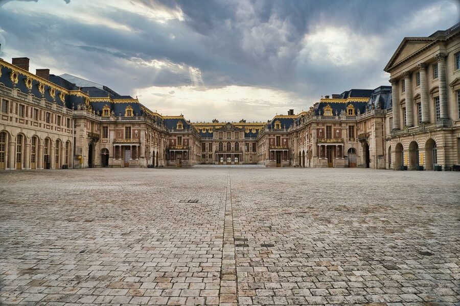 From Paris: Versailles Palace and Gardens Guided Experience - The guides make the biggest difference