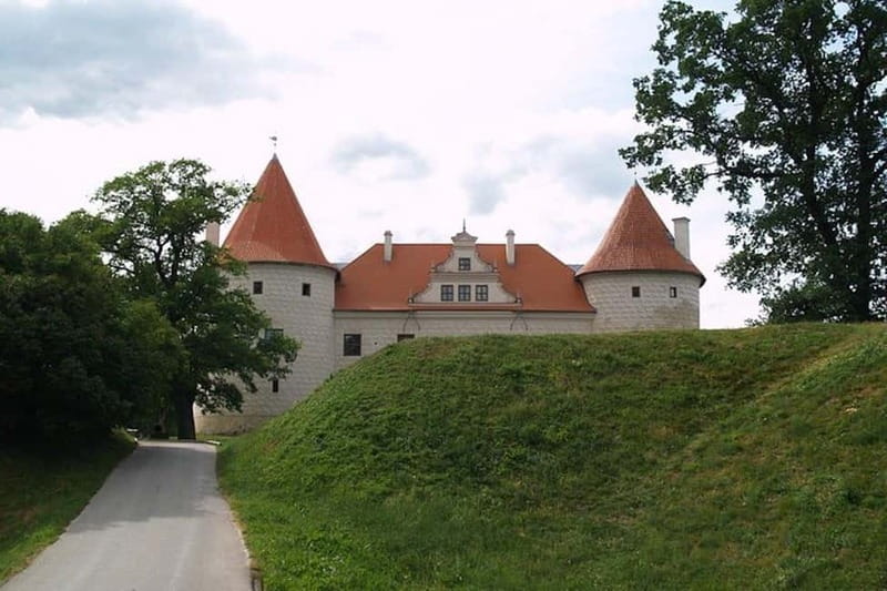 From Riga: Trip to Hill of Crosses, Rundale Palace & Bauska - Rundale Palace gives you the grandest two hours
