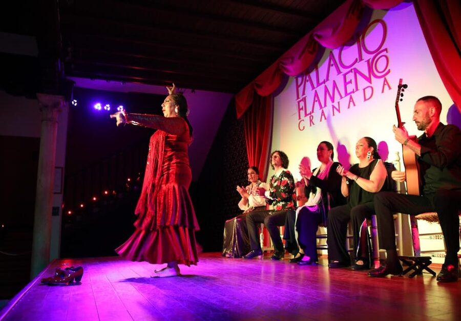Granada: 1-Hour Traditional Flamenco Show at Palacio - Why the small room changes the experience