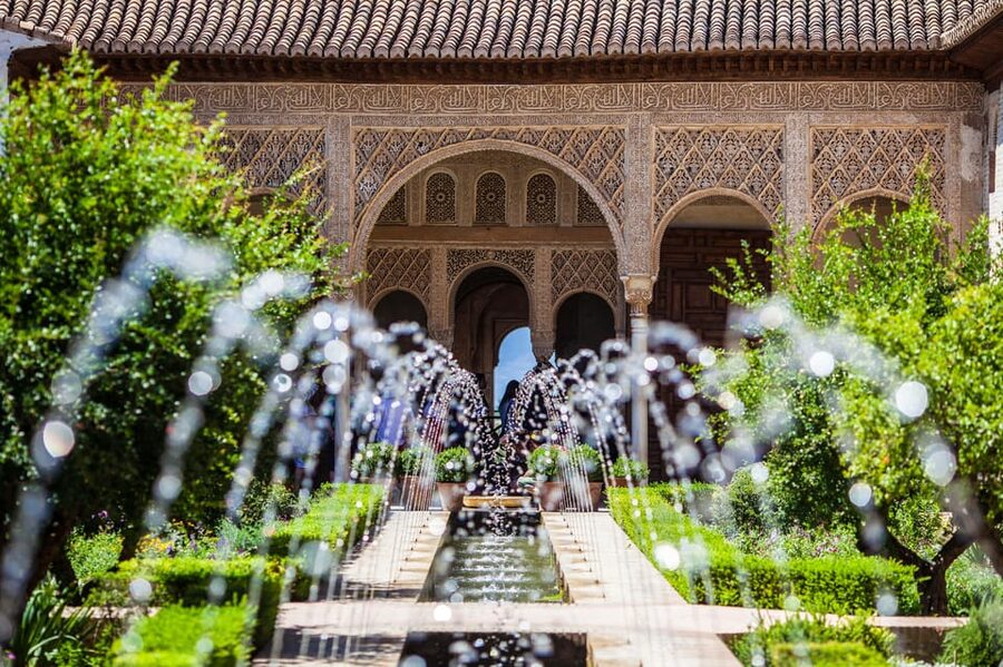 Granada: Alhambra, Alcazaba, and Nasrid Palaces Tour - Why the Alhambra works best with a guide