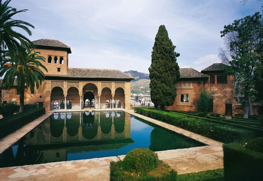 Granada: Alhambra, Alcazaba, and Nasrid Palaces Tour - The old Medina and Charles V Palace