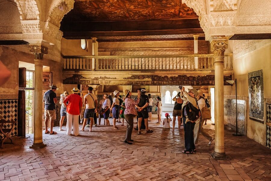 Granada: Alhambra and Nasrid Palaces Entry Ticket - Heat, Clothing, Bags, and Family Notes