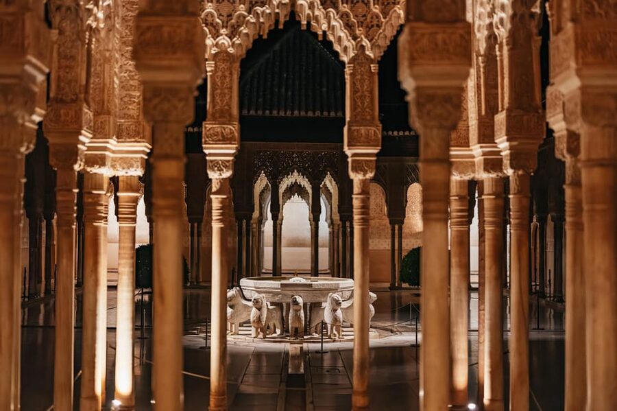 Granada: Alhambra and Nasrid Palaces Guided Tour at Night - Key points at a glance