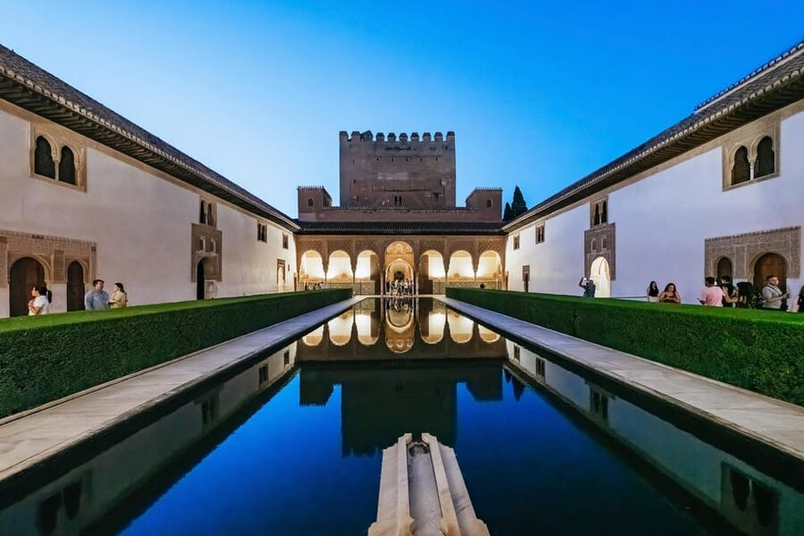 Granada: Alhambra and Nasrid Palaces Guided Tour at Night - Why see the Alhambra after dark?
