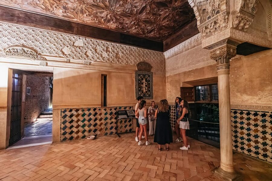 Granada: Alhambra and Nasrid Palaces Guided Tour at Night - Walking beside the walls and through the entrance
