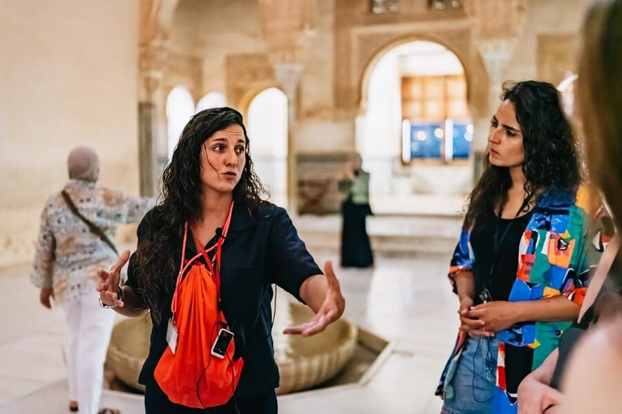 Granada: Alhambra and Nasrid Palaces Guided Tour at Night - What the guides add to the visit