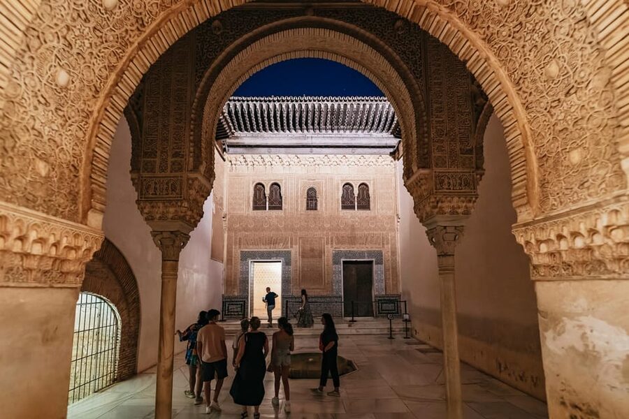Granada: Alhambra and Nasrid Palaces Guided Tour at Night - Who should book this evening visit?