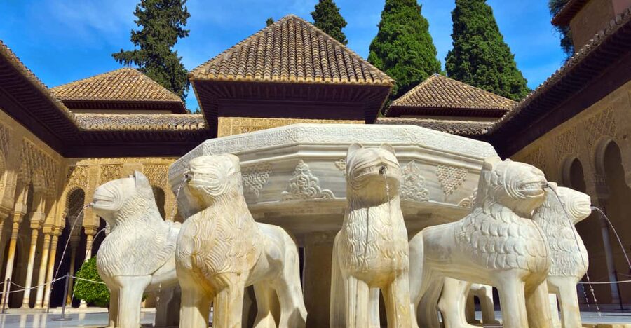 Granada: Alhambra and Nasrid Palaces Private Guide Tour - Meeting your guide and getting started