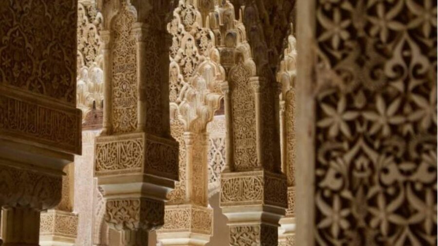 Granada: Alhambra and Nasrid Palaces Tour without Tickets - Generalife gardens, water, and breathing room