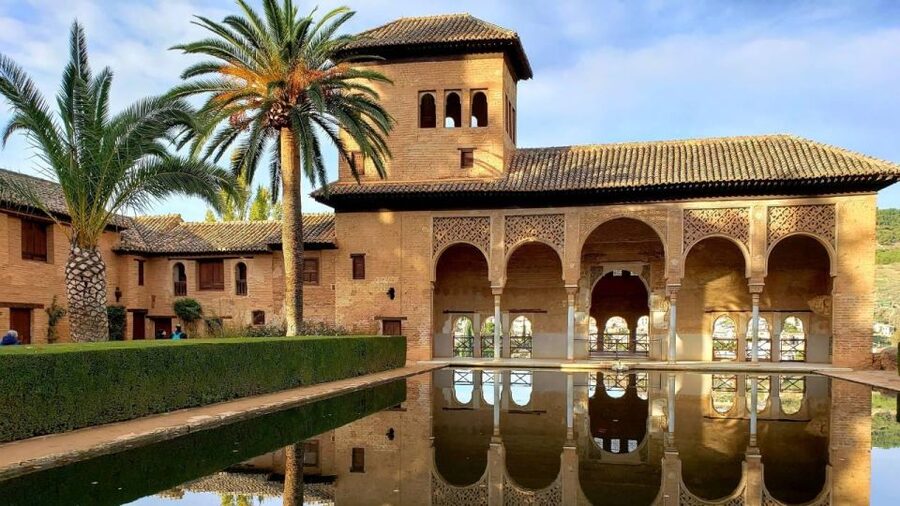 Granada: Alhambra and Nasrid Palaces Tour without Tickets - Palace of Charles V, a sharp change in style