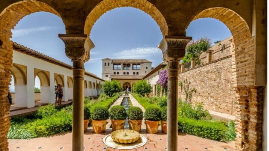 Granada: Alhambra and Nasrid Palaces Tour without Tickets - The guide can make or break the three hours