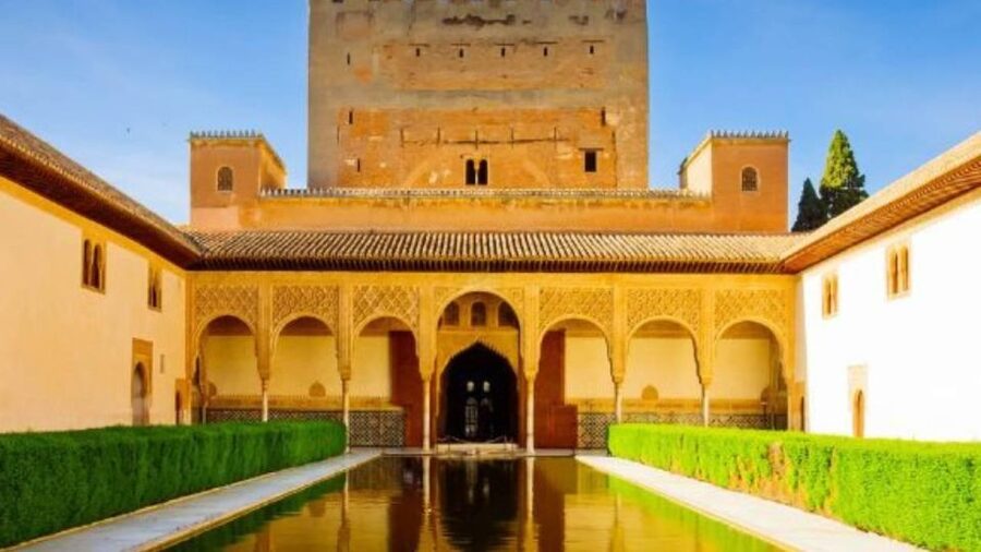 Granada: Alhambra and Nasrid Palaces Tour without Tickets - Who should choose this Alhambra visit?