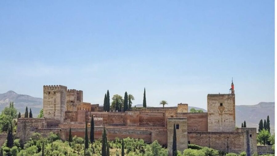 Granada: Alhambra and Nasrid Palaces Tour without Tickets - Meeting at the Alhambra bus stop